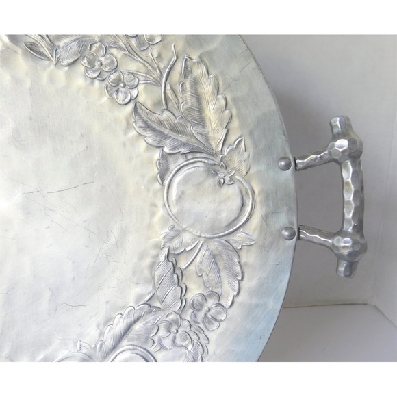 1940s Hand-Forged Everlast Aluminum Hammered Round Vintage Tray With Handles - Picture 6 of 10